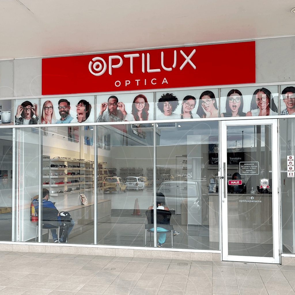 Fachada de la sucursal de Óptica Optilux en Villa Zaita Mall, Panamá Norte