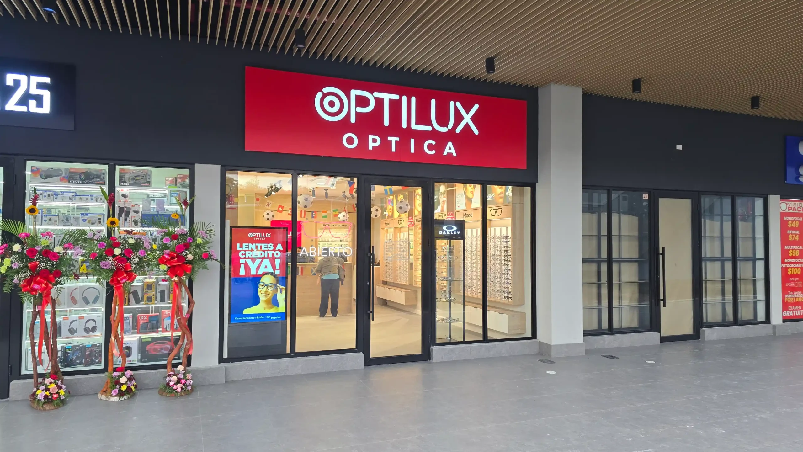 Óptica en Plaza La 25, Panamá Optilux - Fachada Plaza La 25, Panamá